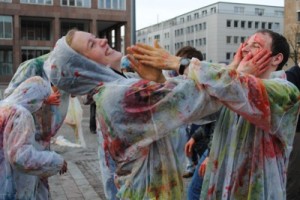Der Flashmob machte allen Spaß, und die Gesichtsfarbe wechselte. Fotos: Caroline Nagorski