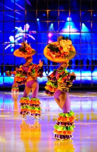 Hübsche Frauen in tropischen Kostümen drücken das Motto der Show aus: Lebensfreude. Foto: Florian Hückelheim