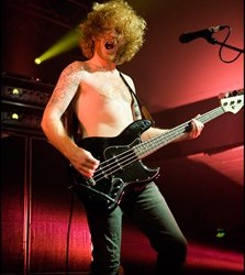 Bassist James Johnston im neuen Look der Band: Topless