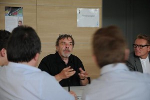 Prof. Dr. Rolf Dobischat erklärt die Probleme der Studierenden. Fotos Jan Reckweg