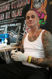 Frank ist seit 10 Jahren im Tattoogeschäft und hat schon viel Verrücktes gesehen. Foto: Laura Millmann
