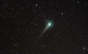 Kometen wie dieser lassen auf ihrer Bahn kleine Staubteilchen zurück. Trifft die Erde auf sie, gibt es Sternschnuppe. Foto: Bernhard Mayr / pixelio.de
