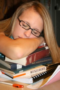 Motivationslose, schlafende Studentin. Foto: Anna Hückelheim