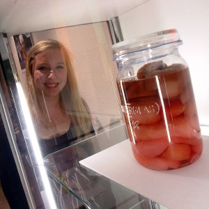 Ein Glas im Wandel: Franziska Reker hat sich mit der Geschichte des Einmachglases, dass sie von ihrer Großmutter kannte, auseinandergesetzt. 