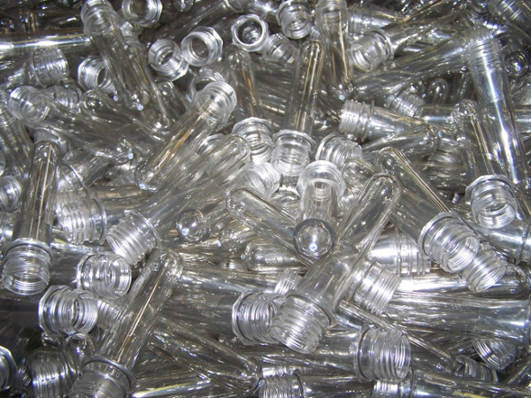 So sehen die PET-Flaschen aus, bevor sie aufgeblasen werden. Foto: pixelio.de/UG