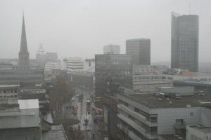 Die Dortmunder Innenstadt zwei Tage vor Heiligabend. Das Wetter ist trist, grau und wenig winterlich. Foto: Martin Schmitz