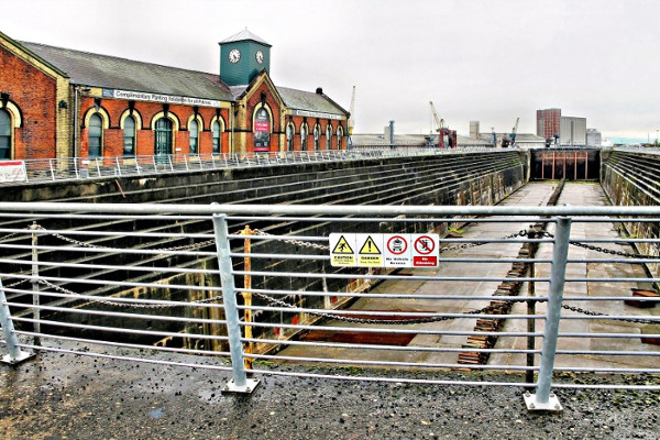 Im nordirischen Belfast lag die Titanic bei ihrem Bau im Trockendock. Foto: Bildpixel / pixelio.de