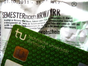 Viele Studenten wünschen sich: "Chip-Ticket" statt Papierausdruck. Foto: Jonas Strohschein.