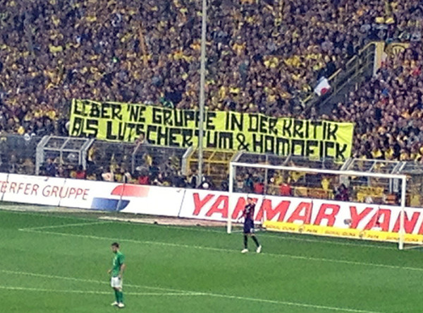 Plakate mit homophoben Inhalt wie beim Spiel zwischen dem BVB und Werder haben im Stadion nichts zu suchen, da sind sich (fast) alle einig. Foto: Aktion Libero, iHibbel