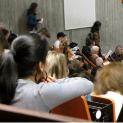 Die Vorlesungen haben in vielen Studienfächern schon begonnen. Jedoch können noch nicht alle Studierenden pünktlich in den Hörsälen sitzen. Die Nachrücker müssen verpassten Stoff mühselig wieder aufholen. Foto:flickr.com/digital cat; Teaserfoto: Sarah Bolte 
