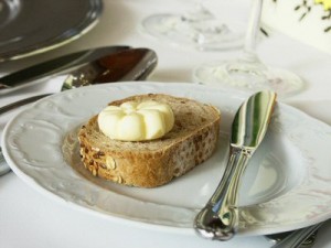 Laktosefreie Butter ist teuer und überflüssig, da Butter ohnehin kaum Milchzucker enthält. Foto: Cornelia Menichelli / pixelio.de