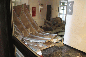Heruntergestürztes Zwischendach im Erdgeschoss vor der Technikausleihe ITMC. Foto: Anna Doernemann