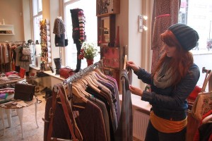 Im neuen Second-Hand-Shop "Rosig", nahe der Thier-Galerie, findet Diana viele schöne Oberteile, Schuhe und Accessoires. Foto: Lena Seiferlin