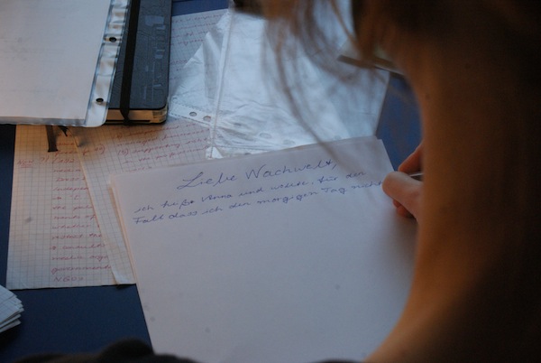 Mit einem Brief möchte Anna die Nachwelt informieren. Foto: Anna Doernemann