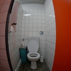Wie schick, dieses grelle Orange der Toilettentüren.