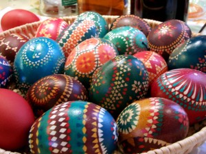 Insgesamt fast 14 Milliarden Eier werden in Deutschland pro Jahr gelegt. Nur wenige haben das Glück, so bemalt zu werden. Foto: flickr.com/gedankenabfall