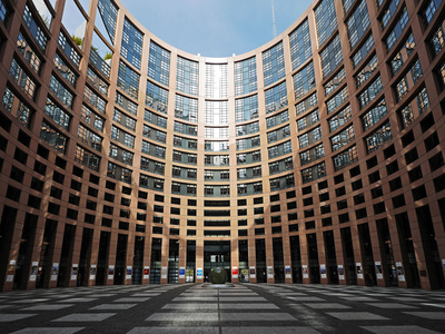 Die Eingangshalle zum EU-Parlament in Straßbourg Bild: Erich Westendarp / pixelio.de