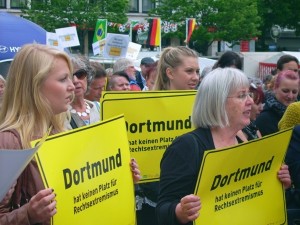 Bei der ersten Sitzung des neuen Dortmunder Rats demonstrierten gut 300 Menschen gegen Rechts.