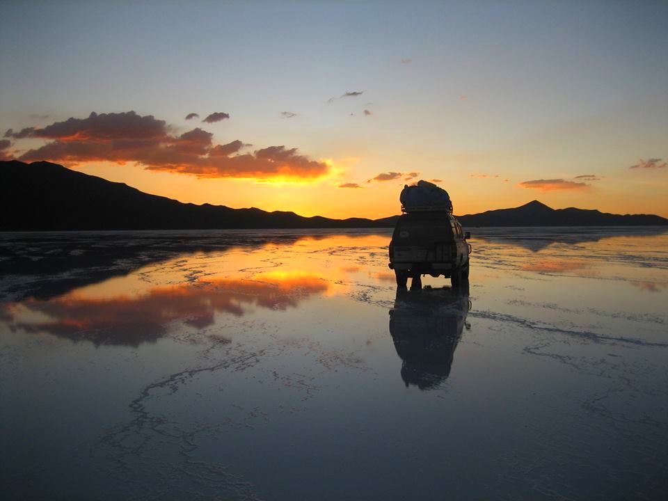 Der Salar de Uyuni in Bolivien ist die größte Salzpfanne der Erde und ein beliebtes Touristenziel -besonders während des Sonnenuntergangs. Foto: Laura Bearth