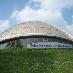 Die Kuppel des Planetariums harmoniert mit dem Hügel, auf dem sie steht.