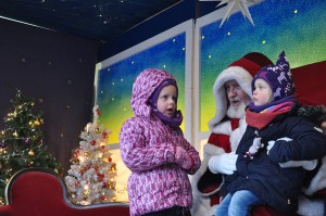 Der Weihnachtsmann hört täglich vielen Kindern zu.
