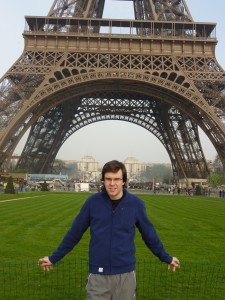 Michal vor dem Eiffelturm in Paris.