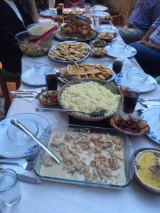 Der Tisch ist voll mit Speisen, auf die man tagsüber Hunger hatte. Foto: Riem Karsoua