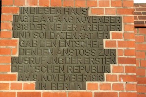 Gedenktafel zur Novemberrevolution in Kiel. Foto: flickr / Arne List