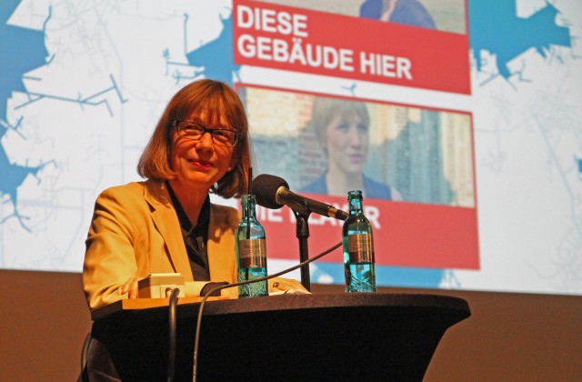 Christa Reicher vor dem Mikro