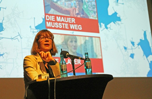 Christa Reicher am Mikro