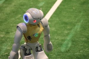 Antman, der kleine fußballspielende Roboter, bereitet sich auf den nächsten internationalen Wettkampf „RoboCup“ vor.