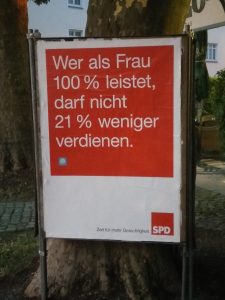 Wahlplakat der SPD: Wer als Frau 100% leistet, darf nicht 21% weniger verdienen.